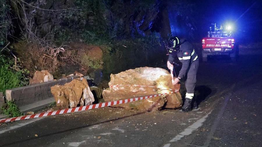 Massa, frana la strada a San Carlo Terme nella notte: è parzialmente agibile
