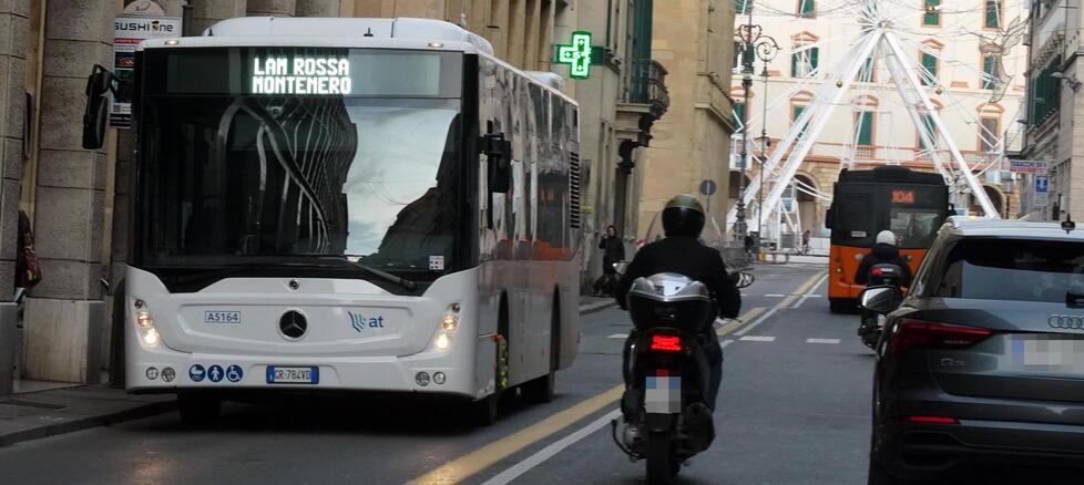 Picchiato sul bus perché si scorda il compleanno, l’aggressore: «Mi sono solo difeso»
