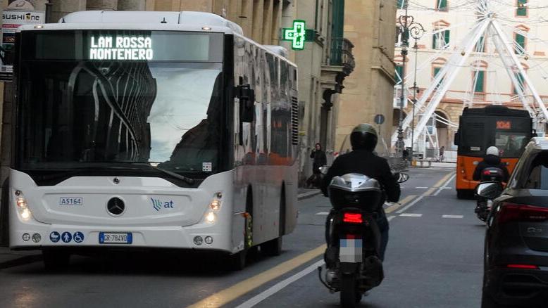 Picchiato sul bus perché si scorda il compleanno, l’aggressore: «Mi sono solo difeso»