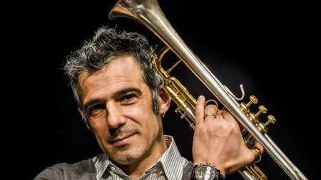 Paolo Fresu porta Bowie al teatro Goldoni di Livorno: «Suono per l’autismo e i nostri bisogni»