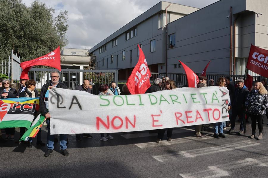 Massa, presidio al tribunale per chiedere la revoca del fermo alla Geo Barents. Udienza rinviata al 5 aprile