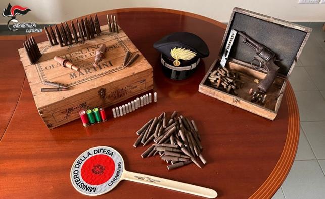 Rosignano, trovato un arsenale nella casa di un pensionato: sequestrate armi e cartucce