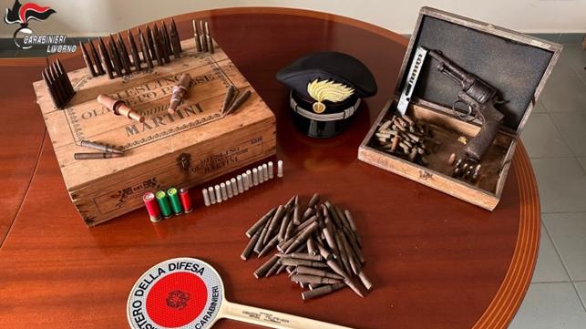 Rosignano, trovato un arsenale nella casa di un pensionato: sequestrate armi e cartucce