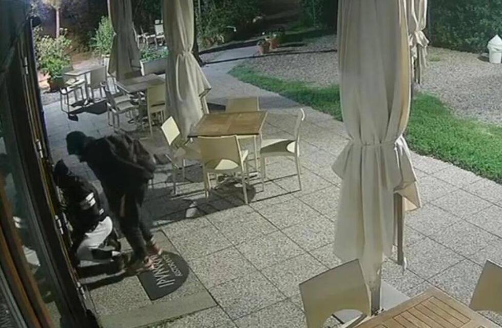 Castiglioncello, raffica di furti nei ristoranti: ladri in fuga con tablet e cellulari<br type="_moz" />
