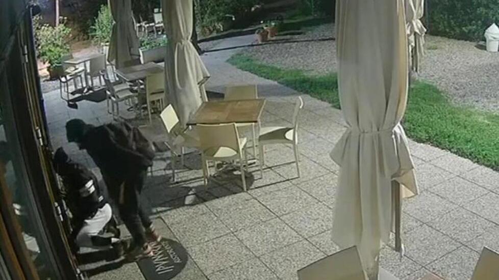 Castiglioncello, raffica di furti nei ristoranti: ladri in fuga con tablet e cellulari<br type="_moz" />