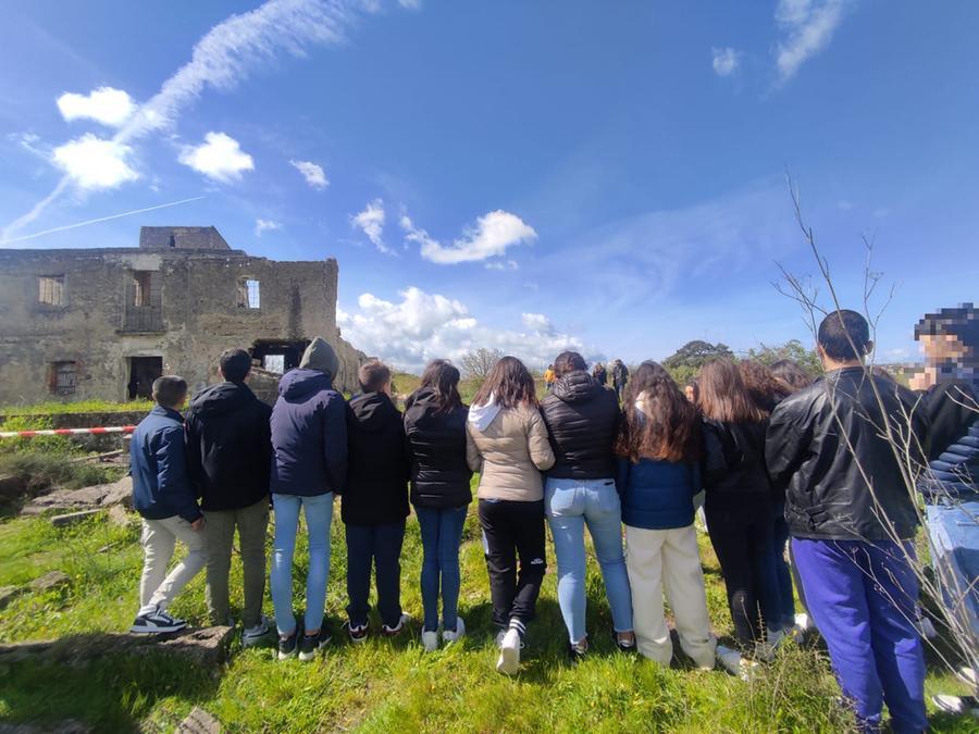 Ragazzini morti a Nuoro, una processione di amici davanti al casolare crollato