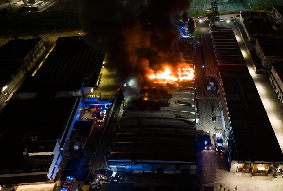 Scandicci, il maxi incendio di Pasqua: l’azienda (famosa) colpita e i danni