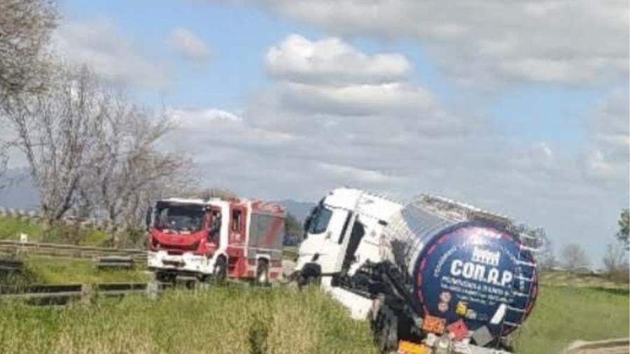 Camion fuori strada in Fi-Pi-Li a Livorno