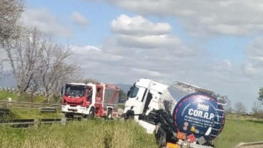Camion fuori strada in Fi-Pi-Li a Livorno