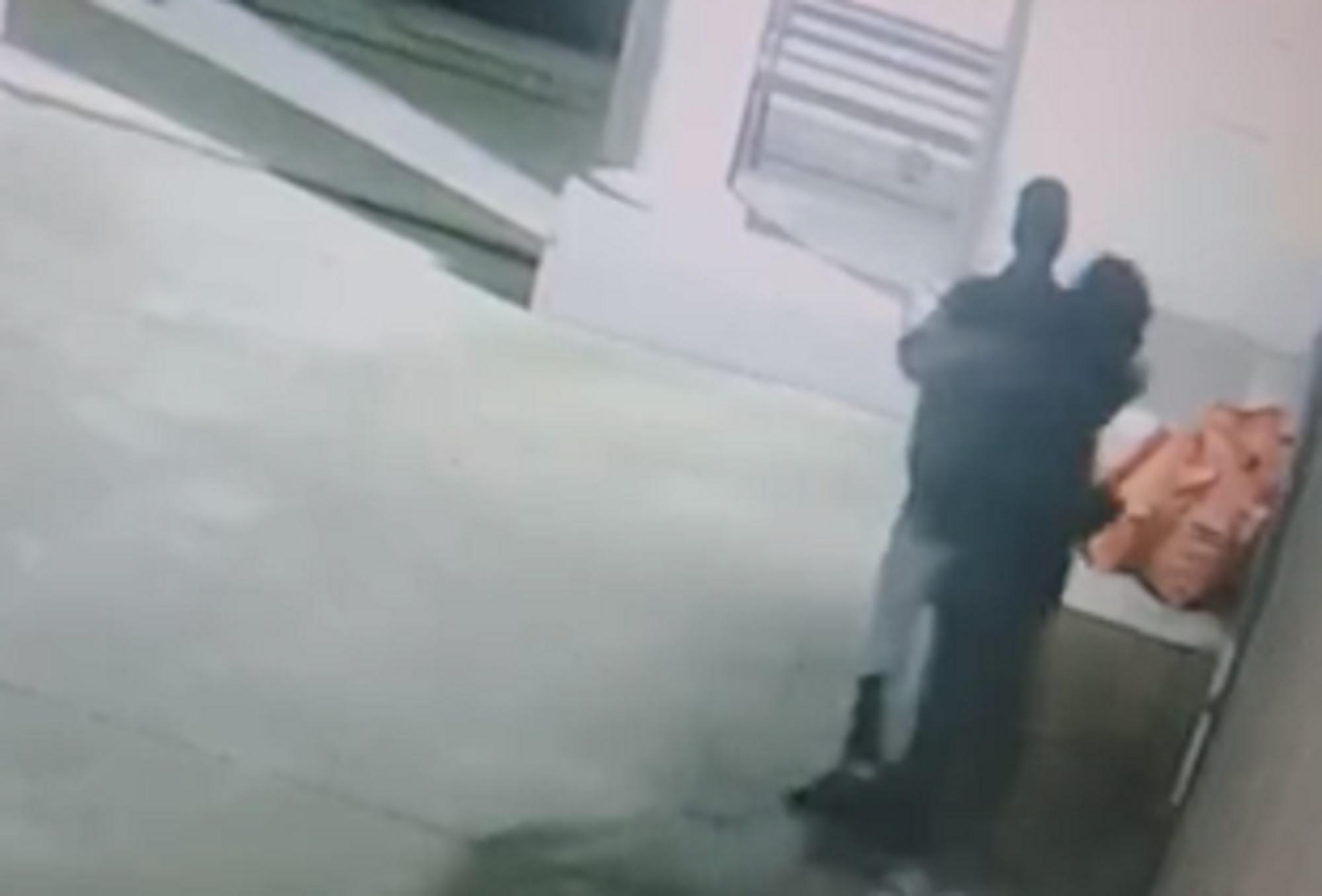 I due ladri ripresi dalle telecamere del PalaCecconi