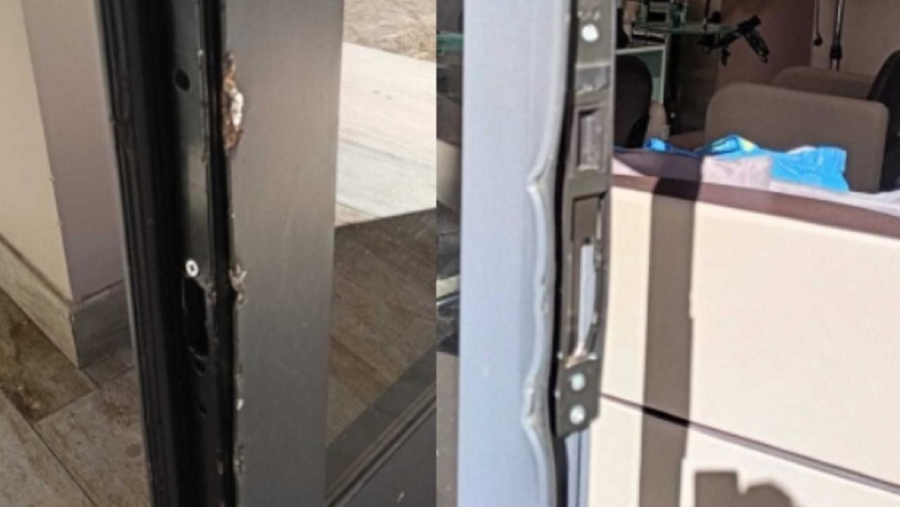 I danni alla porta d'ingresso di "Roberta Studio" in via Accademia labronica