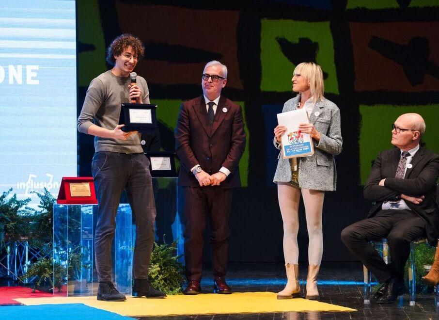 La consegna del premio
