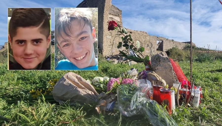 
	Gli amici di Ythan e Patrick portano fiori e lumicini sul luogo della tragedia <em>(foto Massimo Locci)</em>

