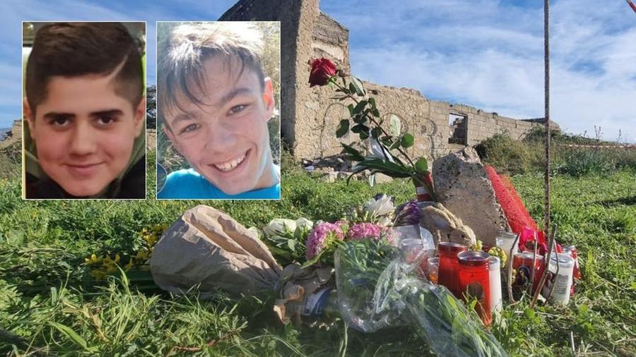 Gli amici di Ythan e Patrick portano fiori e lumicini sul luogo della tragedia <em>(foto Massimo Locci)</em>