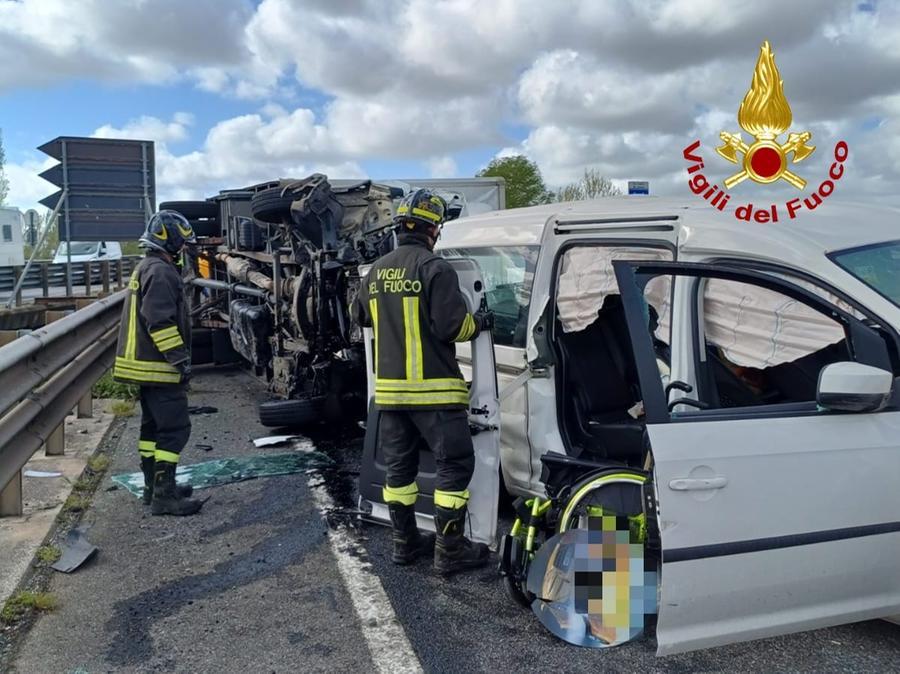 Schianto in Fi-Pi-Li, quattro feriti nello scontro fra un furgone e un van