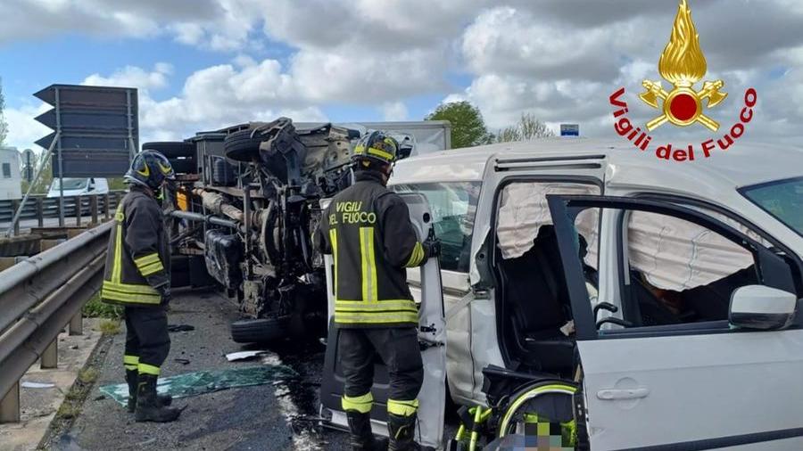 Schianto in Fi-Pi-Li, quattro feriti nello scontro fra un furgone e un van