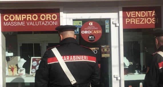 Cagliari, tenta il colpo al compro oro ma si accontenta del telefono del titolare