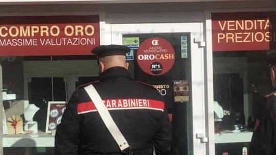 Cagliari, tenta il colpo al compro oro ma si accontenta del telefono del titolare