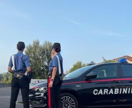 «Morta di fame» e giù botte alla compagna: allontanato
