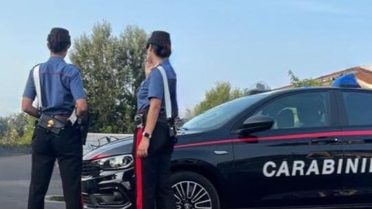 «Morta di fame» e giù botte alla compagna: allontanato