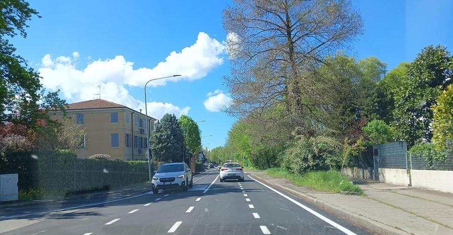 Modena, i residenti di via Panni: «Biciclette a rischio e stop dopo il tunnel: 7 milioni di euro buttati»