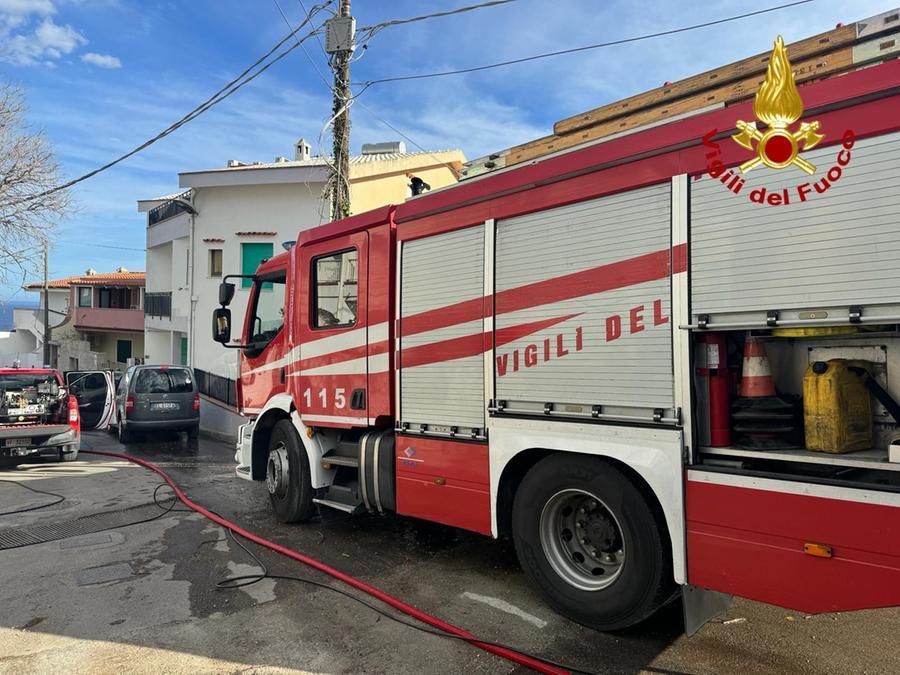 Incendio in una casa di Cala Gonone, ustionato il proprietario