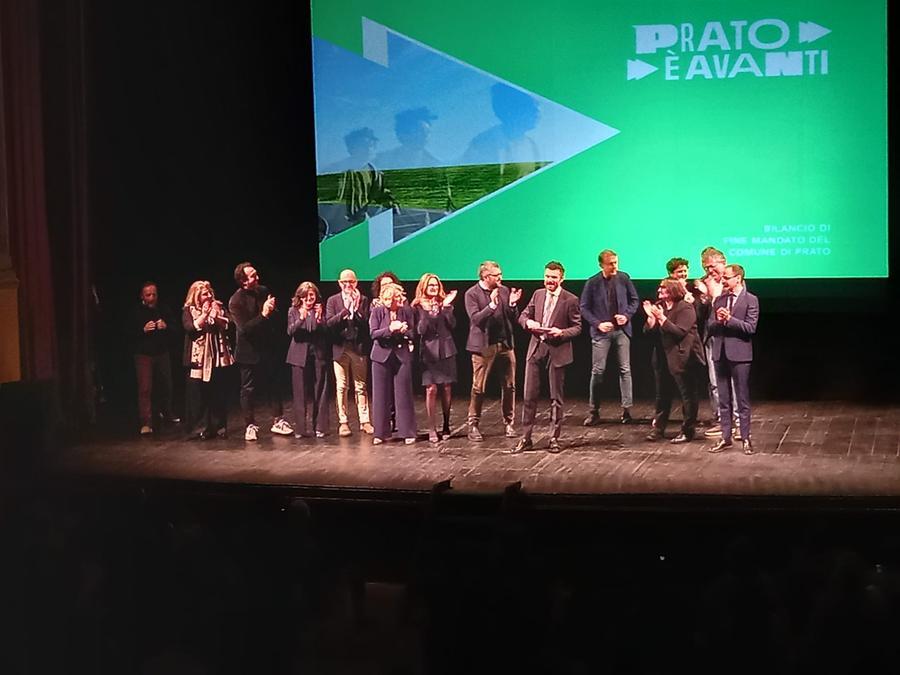 
	Il sindaco e la giunta di Prato sul palco del teatro Metastasio

