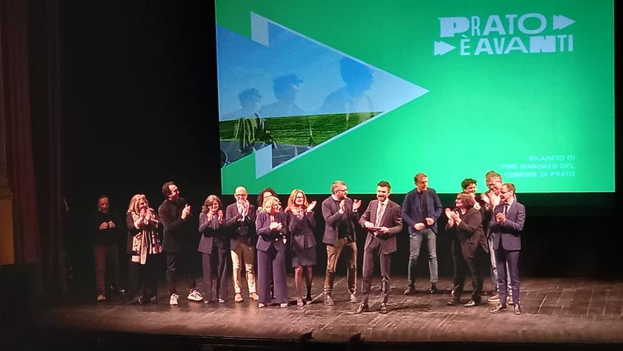 Il sindaco e la giunta di Prato sul palco del teatro Metastasio