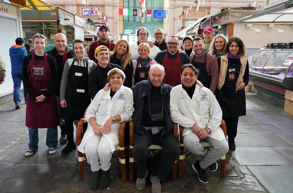 Alcuni dei proprietari dei banchi del Mercato delle Vettovaglie festeggiano i 130 anni di vita della struttura (foto Franco Silvi)