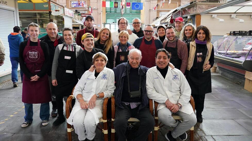 Alcuni dei proprietari dei banchi del Mercato delle Vettovaglie festeggiano i 130 anni di vita della struttura (foto Franco Silvi)