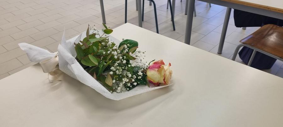 
	Fiori sui banchi di scuola di Ythan e Patrik <em>(foto Massimo Locci)</em>

