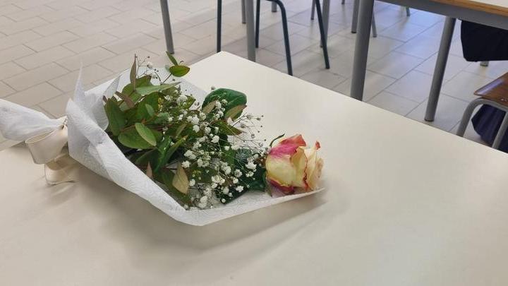 Fiori sui banchi di scuola di Ythan e Patrik <em>(foto Massimo Locci)</em>