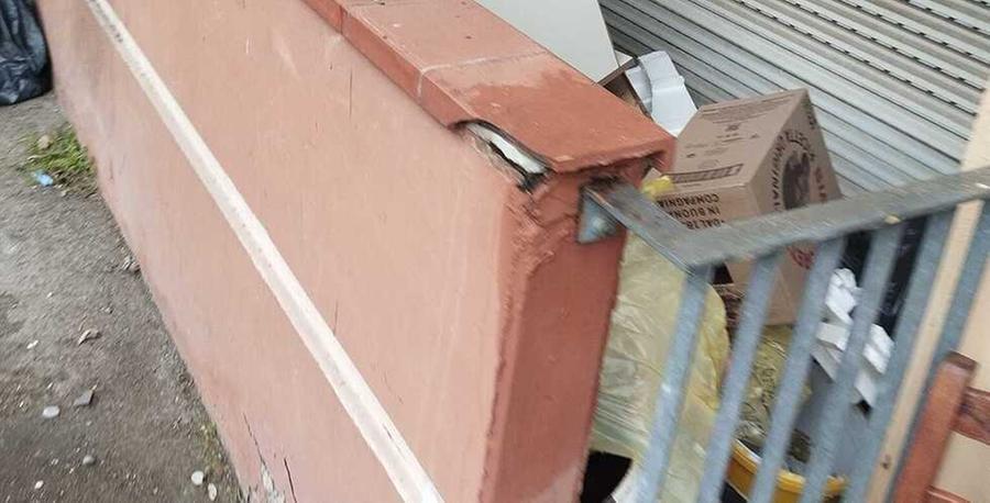 Nella foto il terrazzo di uno degli appartamenti in via Caduti di Cefalonia ridotto a una discarica