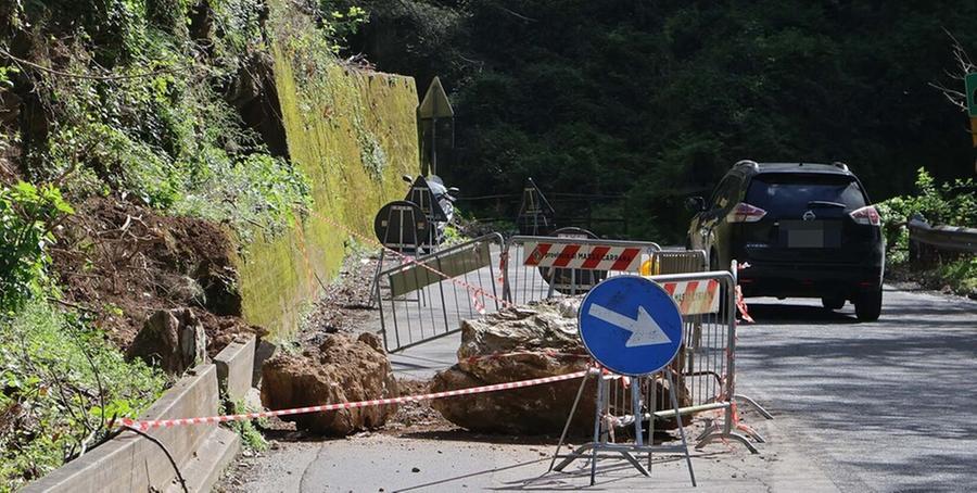 La frana che è venuta giù la sera di Pasquetta sulla strada per San Carlo Terme.