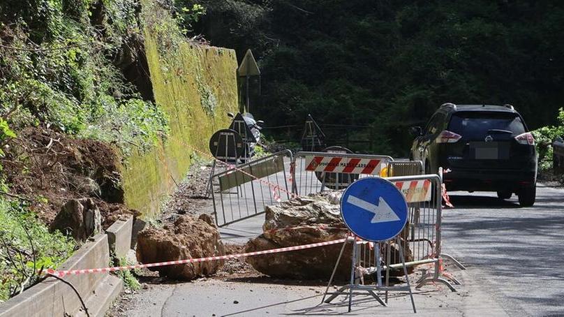 La frana che è venuta giù la sera di Pasquetta sulla strada per San Carlo Terme.