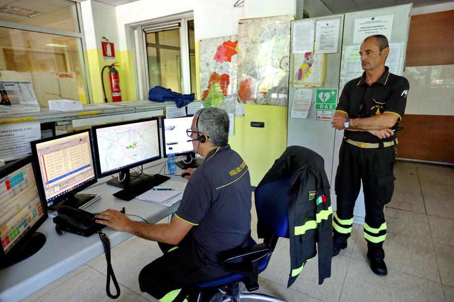Modena, chiama di nascosto i pompieri: «Mio marito mi ha picchiata»