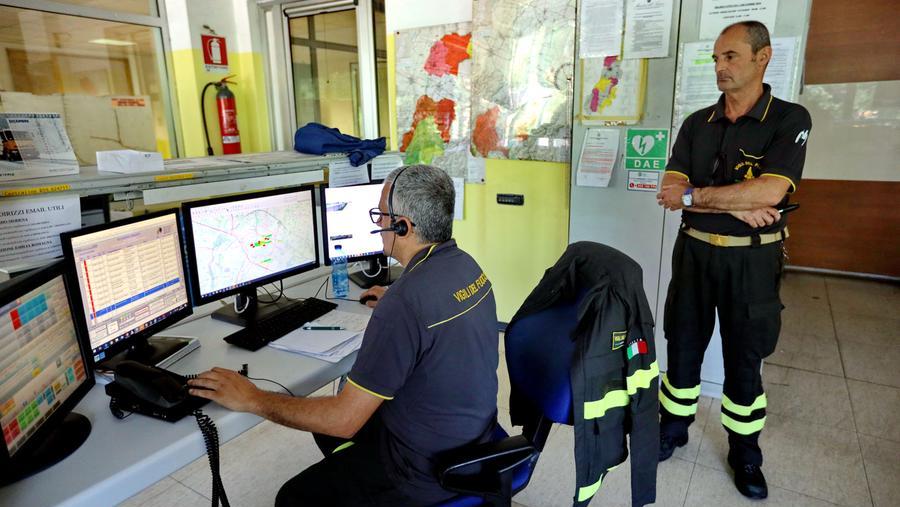 Modena, chiama di nascosto i pompieri: «Mio marito mi ha picchiata»