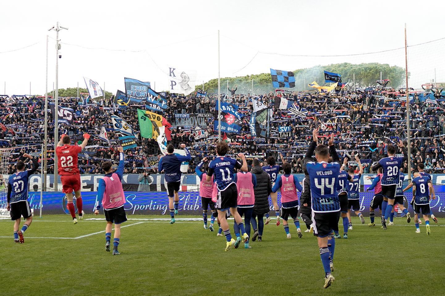 La splendida festa dei nerazzurri e dei tifosi della curva dopo la rocambolesca vittoria conquistata sul Palermo (foto Pisa Sc)