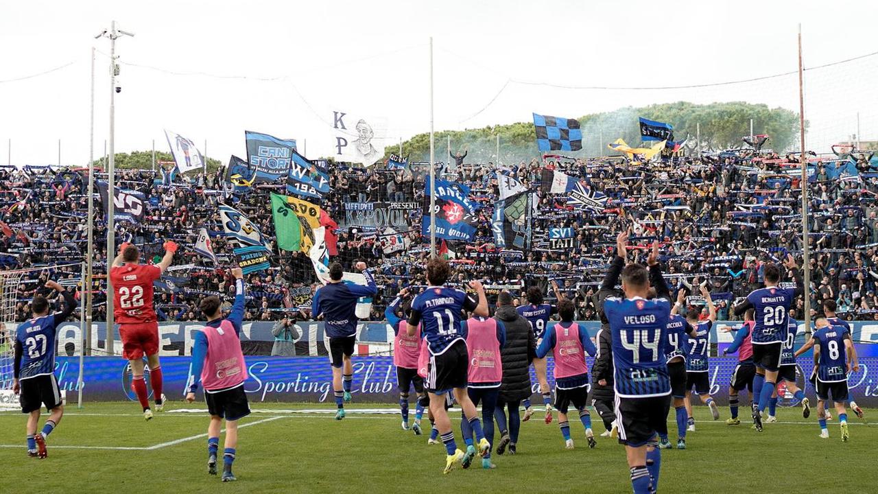 La splendida festa dei nerazzurri e dei tifosi della curva dopo la rocambolesca vittoria conquistata sul Palermo (foto Pisa Sc)