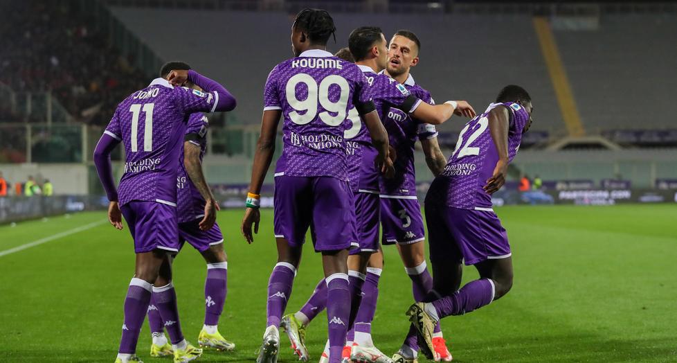 L’esultanza dei calciatori viola dopo il momentaneo pareggio nella sfida contro il Milan