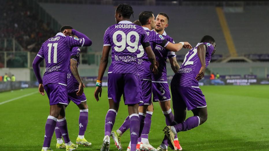 L’esultanza dei calciatori viola dopo il momentaneo pareggio nella sfida contro il Milan