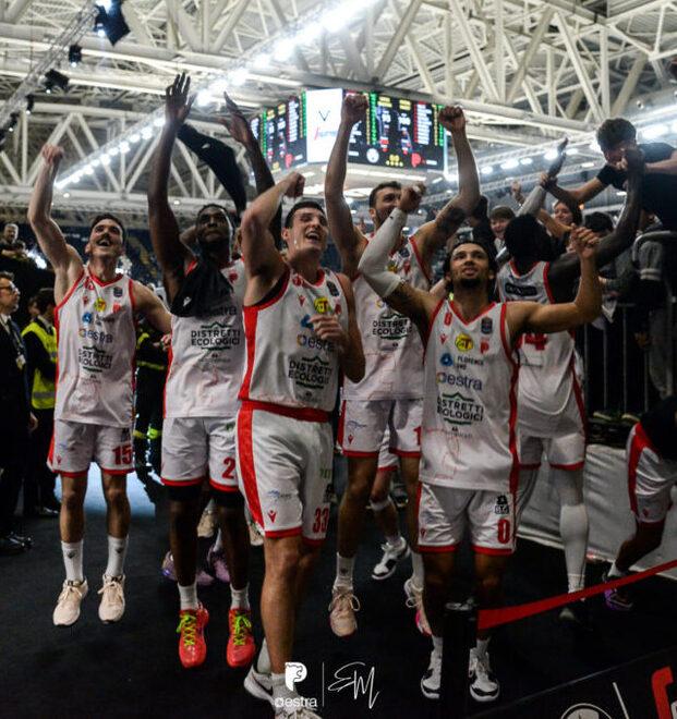 L’esultanza dei giocatori del Pistoia Basket dopo la vittoria per 93-100 in casa della Virtus Bologna di coach Banchi