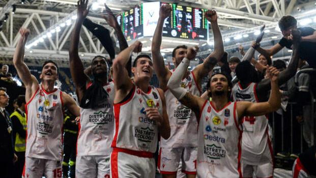 L’esultanza dei giocatori del Pistoia Basket dopo la vittoria per 93-100 in casa della Virtus Bologna di coach Banchi