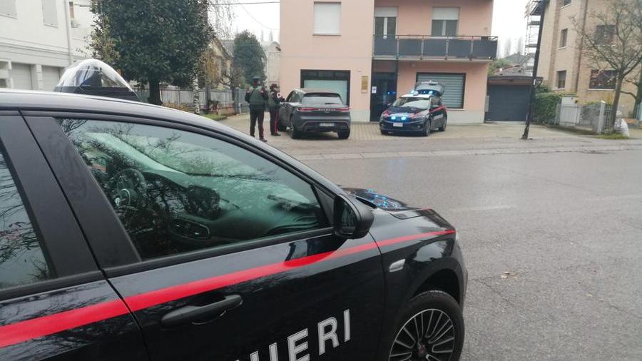 Fermano un’anziana con una scusa e le portano via la borsa dall’auto