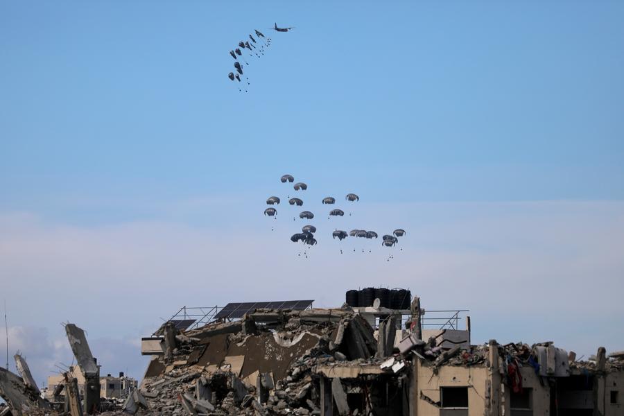 
	Aiuti umanitari&nbsp;della Usa Air Force arrivano nel cielo di Gaza

