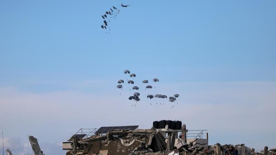 
	Aiuti umanitari&nbsp;della Usa Air Force arrivano nel cielo di Gaza


