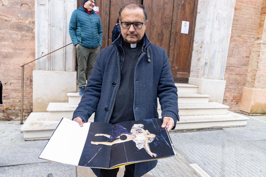 Carpi, l’auto di don Carlo coperta di sale: «Gesto che non mi preoccupa»