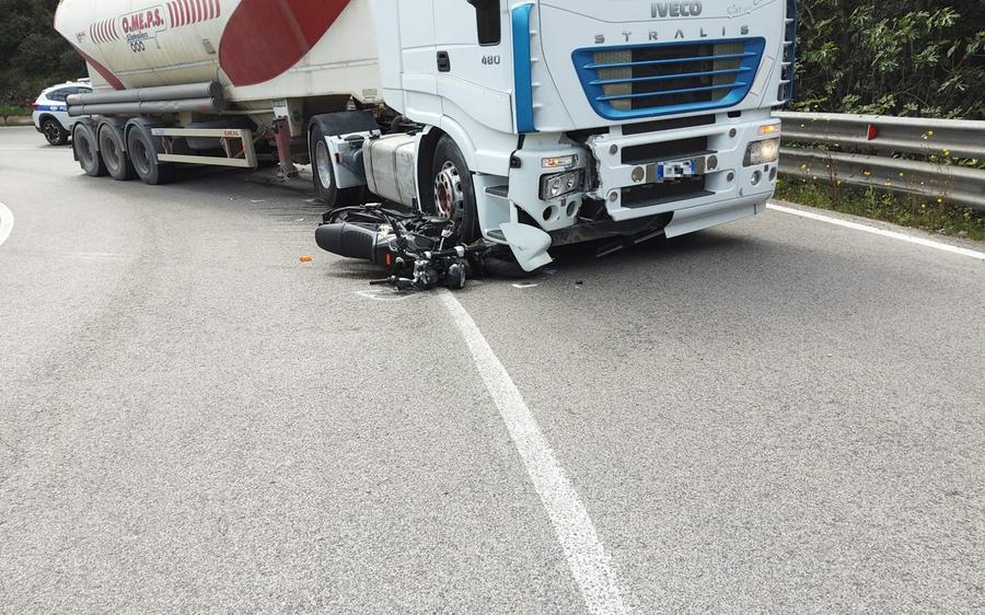 Olbia, moto contro camion sulla strada per Arzachena. Giovane in ospedale