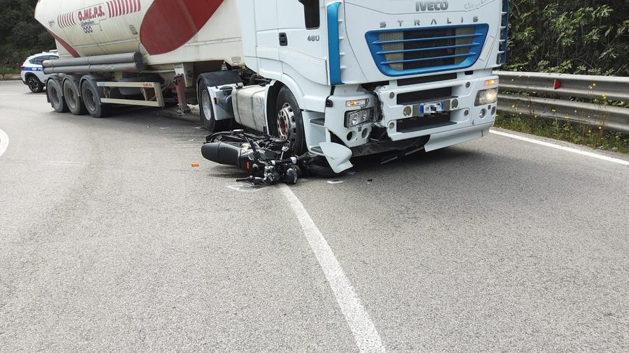 Olbia, moto contro camion sulla strada per Arzachena. Giovane in ospedale