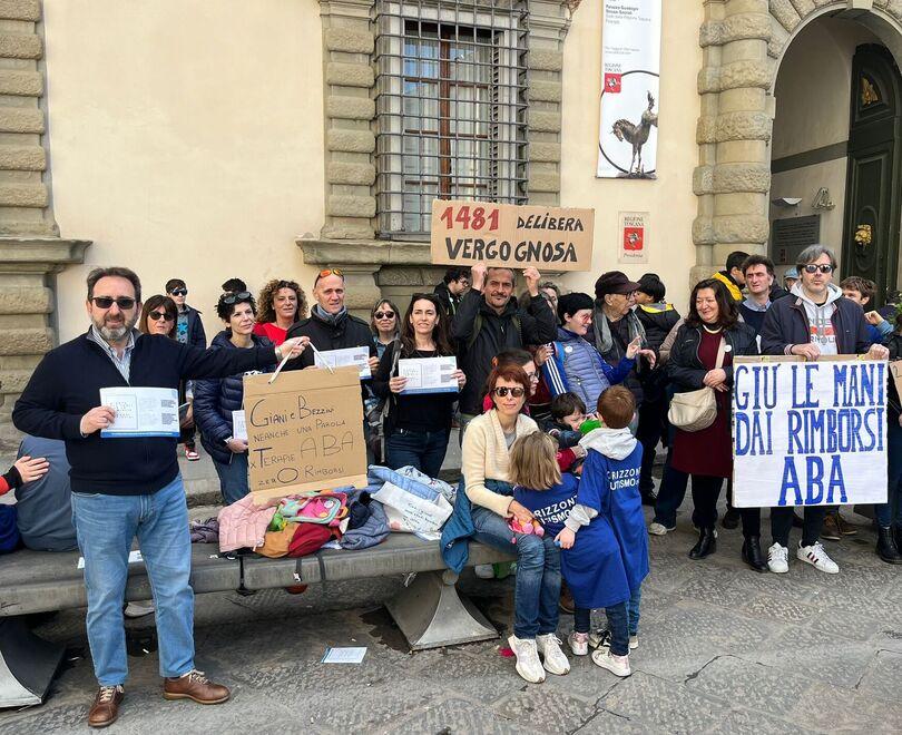 Autismo, la Toscana assicura le terapie Aba ma il rischio tagli resta: cosa sono e perché sono importanti per le famiglie